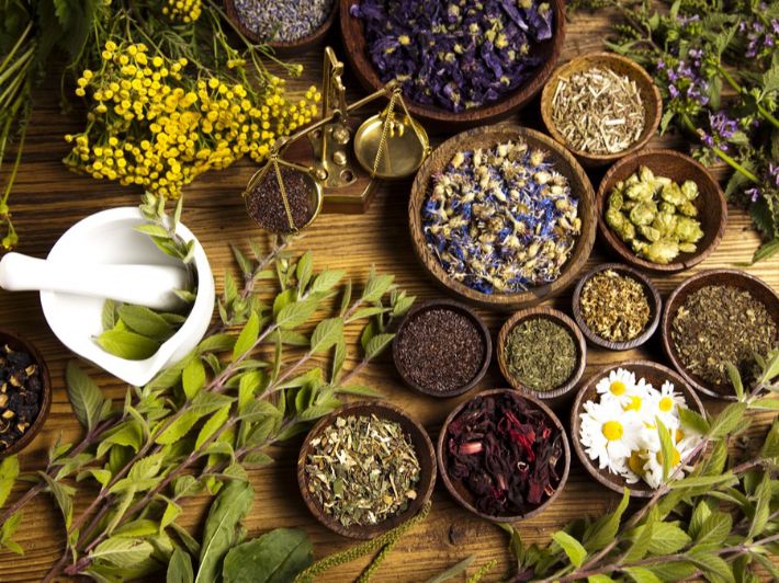 خبراء: أعشاب تدعم المناعة وأخرى يجب تجنبها مع الفيروس الجديد