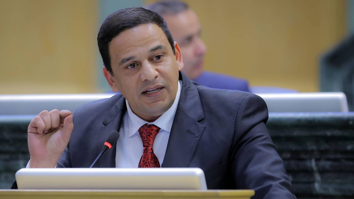 أبو هنية يشدد على أهمية تحديث القوانين لدعم الاقتصاد الرقمي واستغلال الثروات المعدنية