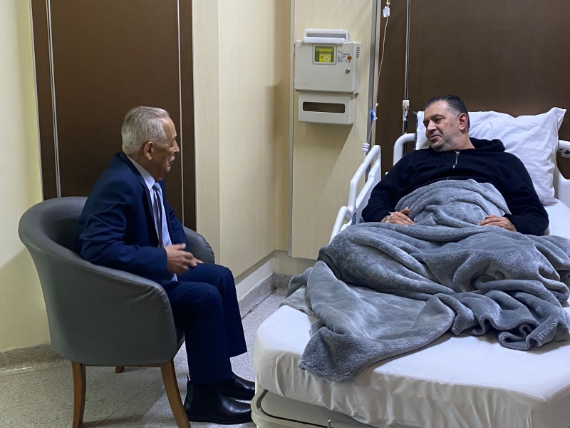 العيسوي ينقل تمنيات الملك وولي العهد بالشفاء العاجل للوزير الأسبق نضال البطاينة