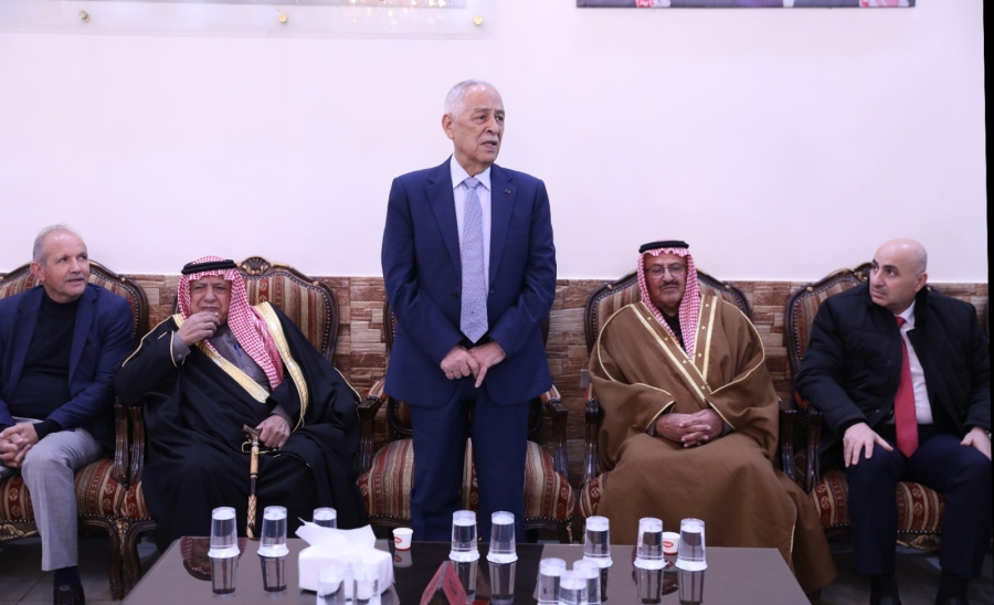 مندوبا عن الملك وولي العهد.. العيسوي يعزي عشيرة صندوقة