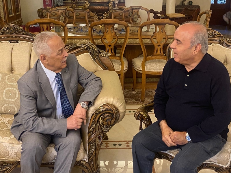 رئيس الديوان الملكي يزور العين الكلالدة والدكتور المحافظة للاطمئنان على صحتهما