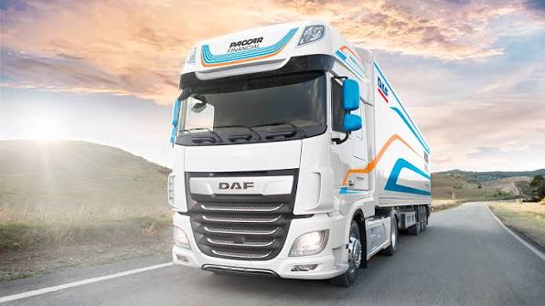 المناصير لتجارة الآليات تسلّم شاحنات DAF الجديدة لشركة الولاء لخدمات الإعاشة