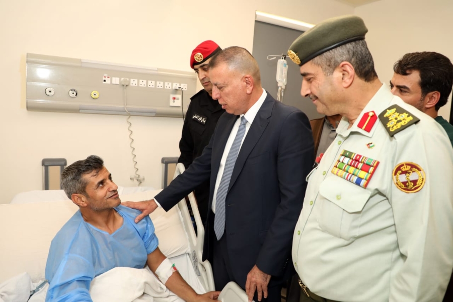 وزير الداخلية يزور مصابي المداهمة الأمنية في الرمثا