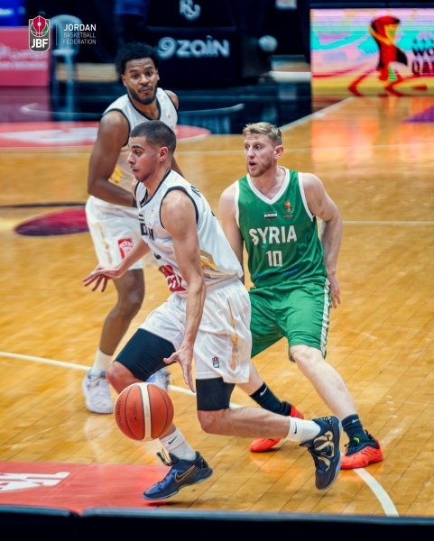 الأردن يفتتح تصفيات كأس العالم لكرة السلة بفوز على سوريا