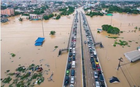 حصيلة الفيضانات في جنوب تايلاند ترتفع إلى 82 وفاة وسط استمرار الأضرار في المقاطعات الجنوبية