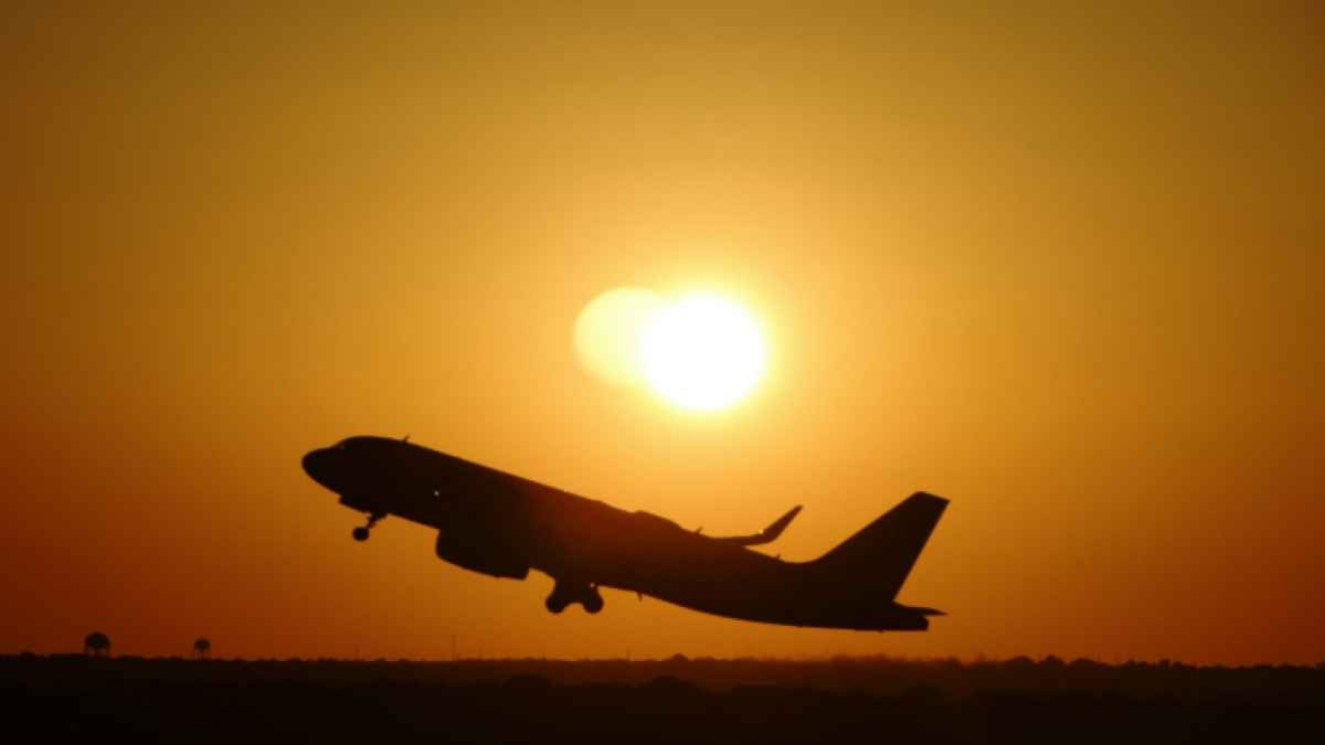 إلغاء رحلة من أتلانتا إلى أمستردام بعد فتح راكب باب الطوارئ