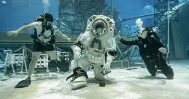 رواد ناسا يسبحون ببدلة فضاء قمرية جديدة