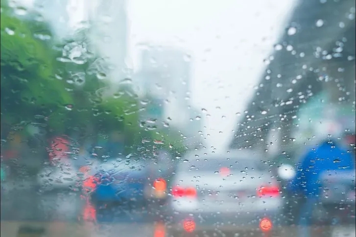 طقس الأحد: انخفاض الحرارة وأمطار متفرقة على شمال المملكة مع تشكل الضباب ليلاً