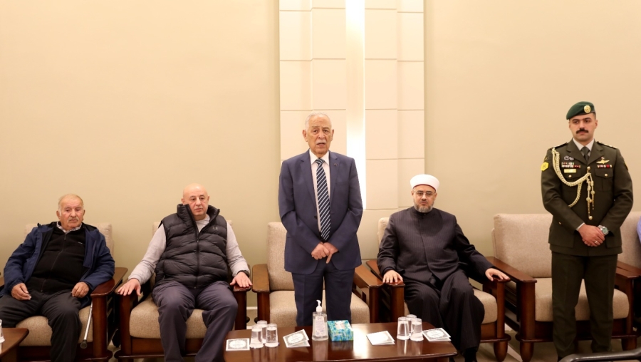 العيسوي ينقل تعازي الملك وولي العهد لعشيرة البطاينة