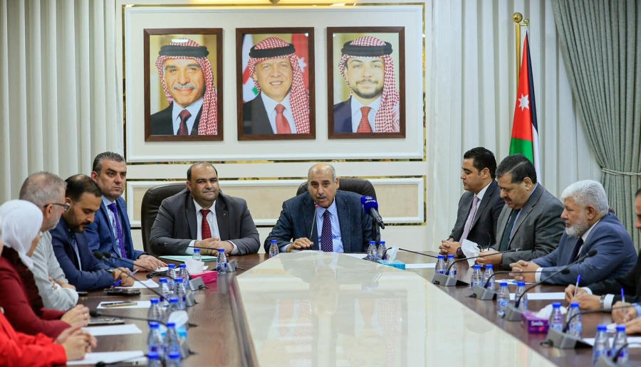 القاضي يؤكد أهمية التحول الرقمي وتمكين الشباب خلال اجتماعين نيابيين