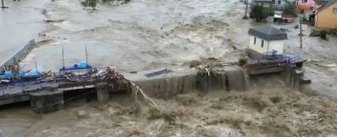 الفيضانات في سومطرة بإندونيسيا تسجل 502 قتيل وأكثر من 500 مفقود