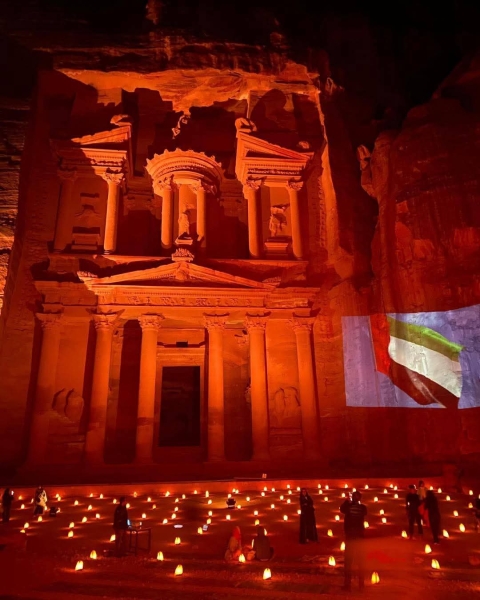 سلطة إقليم البترا تضيء الخزنة بالعلم الإماراتي احتفالًا بعيد الاتحاد الـ54