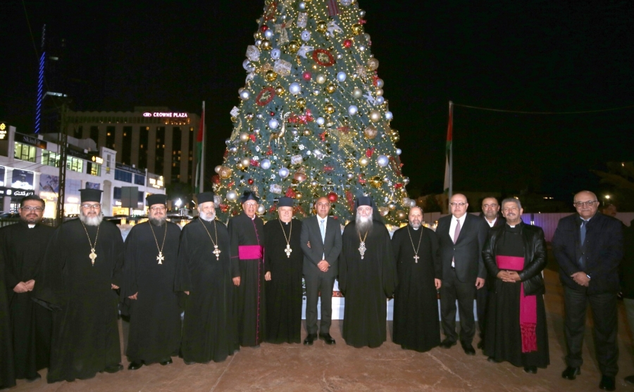 الشواربة يُضيء شجرة الميلاد في الدوار السادس.. رسالة سلام من قلب عمّان