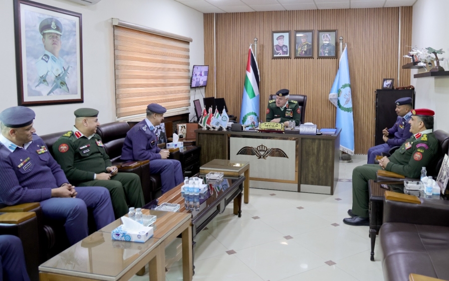 الحنيطي يزور كلية الملك الحسين الجوية ويؤكد استمرار التطوير لرفع كفاءة الطيارين