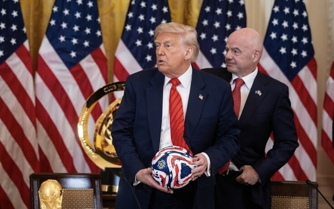 في سابقة بروتوكولية.. “فيفا” تكرم ترامب بـ”جائزة السلام” خلال قرعة المونديال