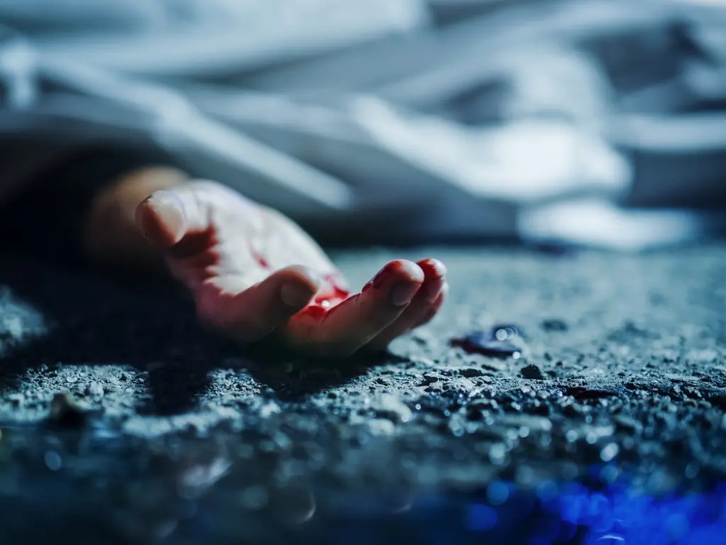 القبض على متهم بقتل شخص في الأزرق بعد عثور على جثته في منزله