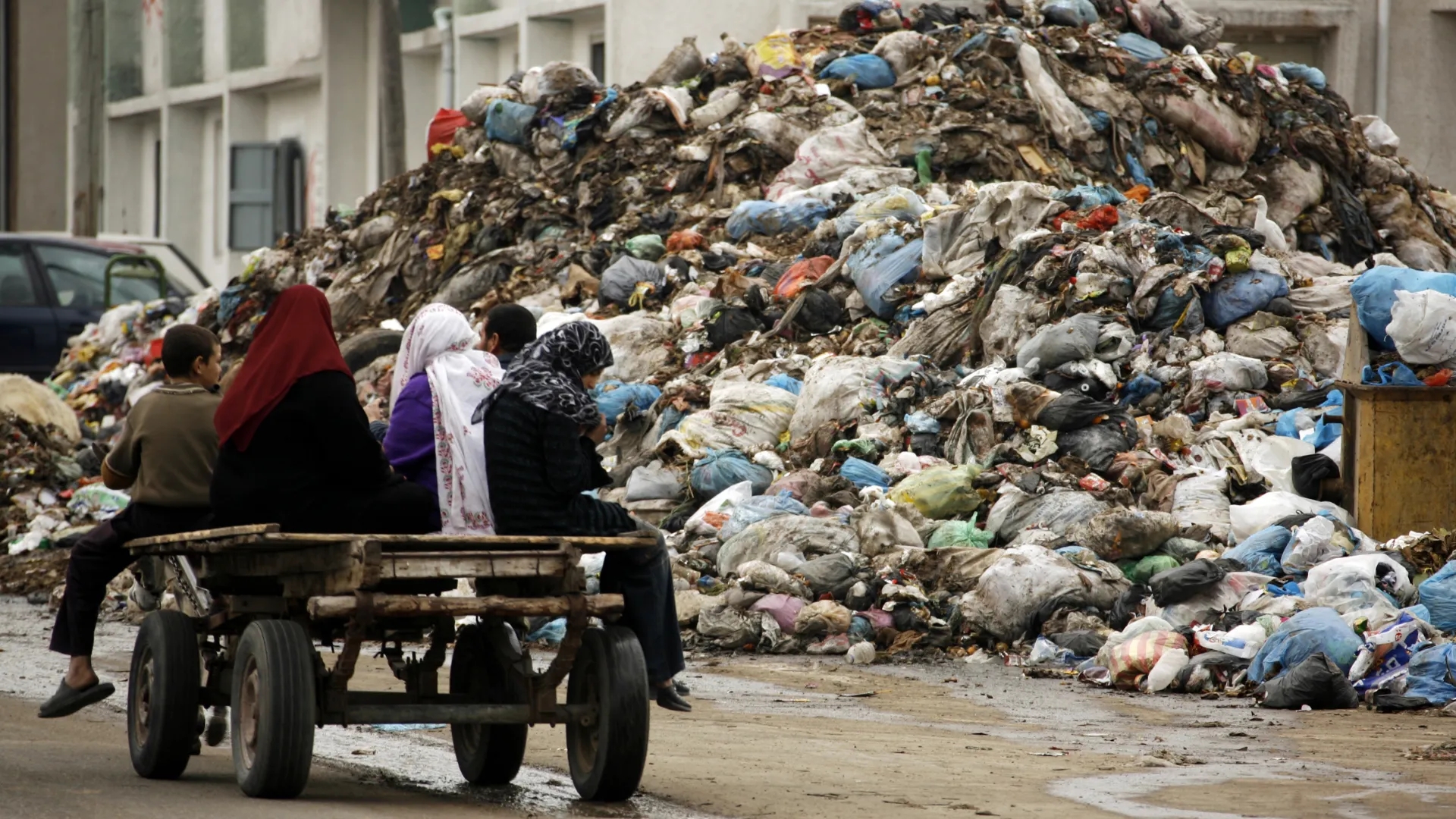 بلدية غزة تحذر من انهيار خدمات جمع النفايات بسبب نقص الوقود وتدعو لتدخل عاجل