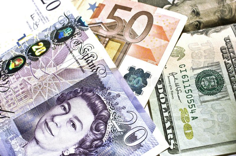 الجنيه الإسترليني يرتفع طفيفًا أمام الدولار واليورو