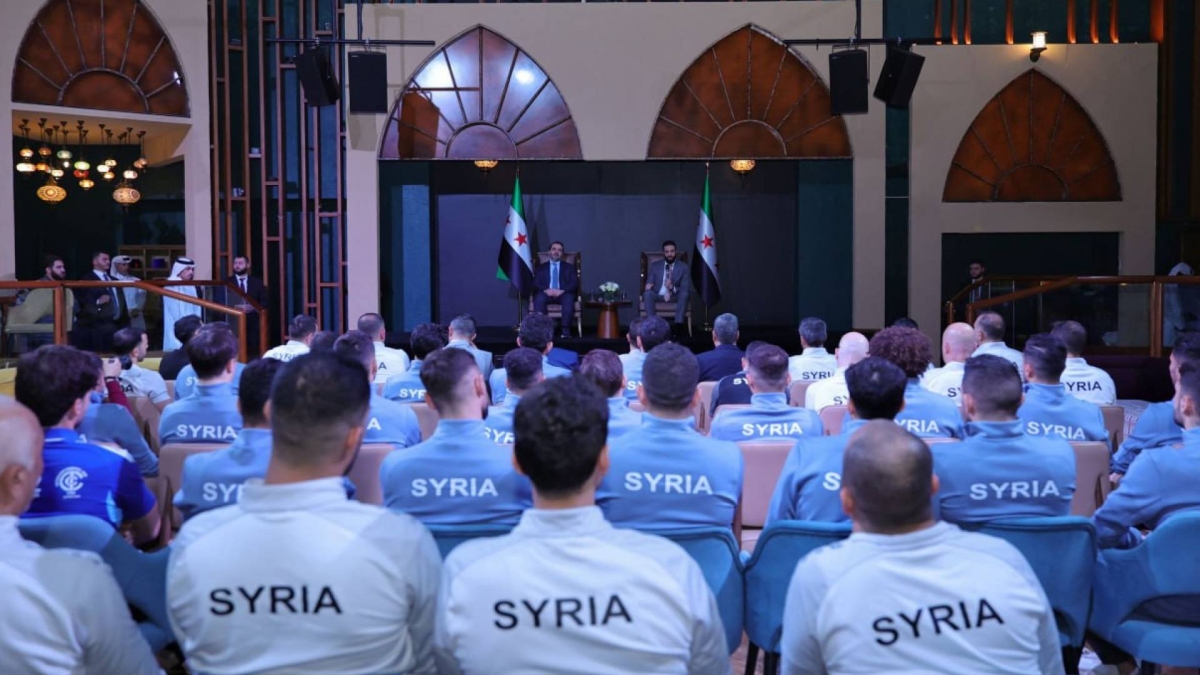 الرئيس السوري يلتقي بعثة المنتخب الوطني في الدوحة على هامش منتدى 2025