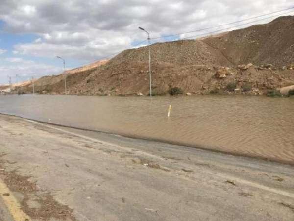 طلبة مدرسة في العقبة تقطعت بهم السبل على طريق البحر الميت