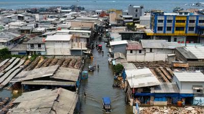 ارتفاع حصيلة ضحايا فيضانات سومطرة إلى 883 وفاة ومئات المفقودين