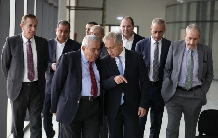 رئيس الوزراء يتفقد المعرض الدائم للمنتجات الزراعية والريفية في إربد