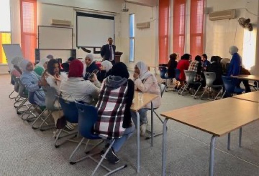 جلسة حوارية لتعزيز مشاركة الشباب في الحياة السياسية