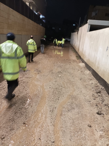 كوادر بلدية مادبا تواصل تواجدها في الميدان منذ بدء تساقط أمطار الخير