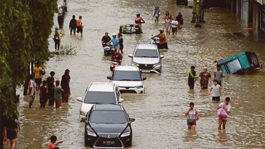 إندونيسيا: 800 وفاة و550 مفقوداً جراء فيضانات تجتاح ثلاثة أقاليم في سومطرة