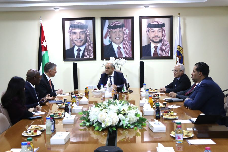 السفير البريطاني في عمان ورئيس هيئة الأوراق المالية يبحثا سبل تعزيز الاستثمار والتعاون والتنسيق في اسواق البلدين الصديقين