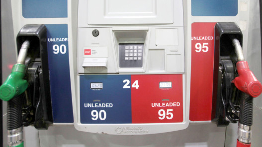 ارتفاع سعر بنزين أوكتان 90 وانخفاض باقي المشتقات النفطية عالميًا