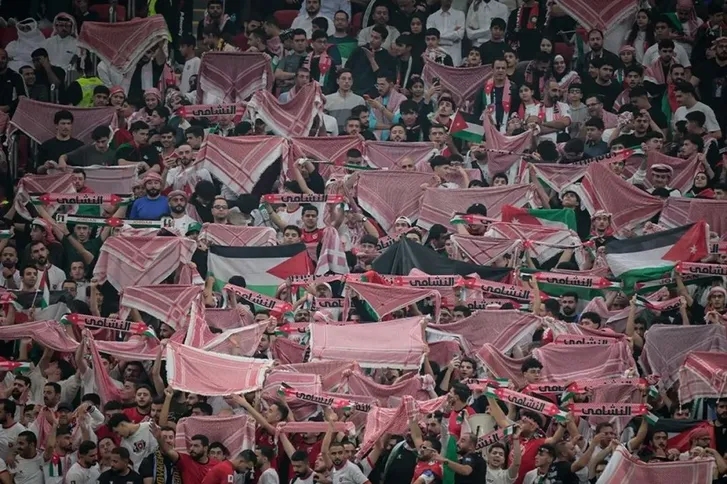الجماهير الأردنية تتألق في كأس العرب 2025 وتصبح فاكهة البطولة بحضورها الحضاري وروحها الوطنية