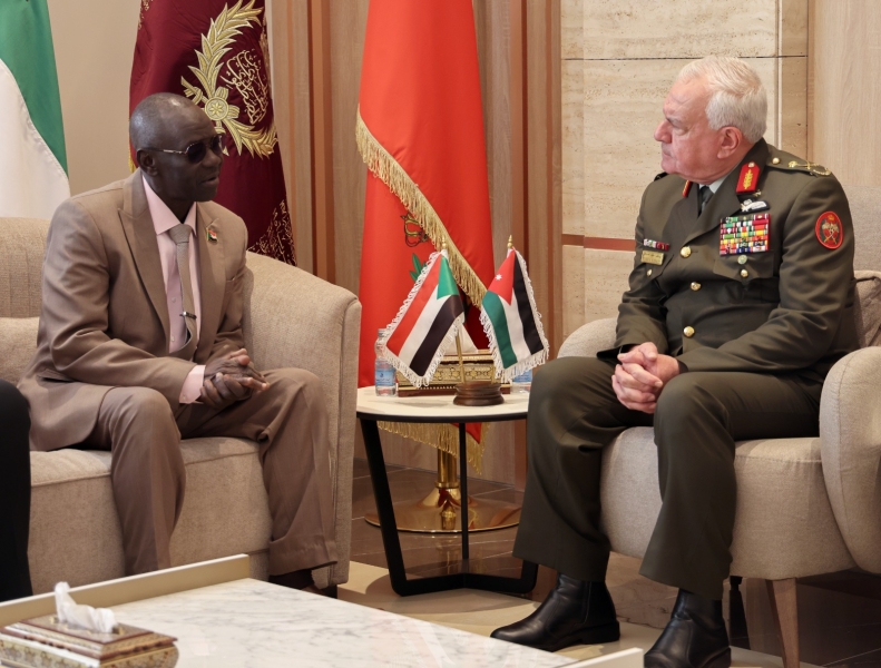 الحنيطي يستقبل وزير الدفاع السوداني لتعزيز التعاون العسكري بين البلدين