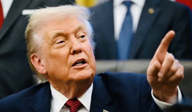 ترامب يهاجم خصومه ويؤكد أن الأسعار تنخفض “بفضله”