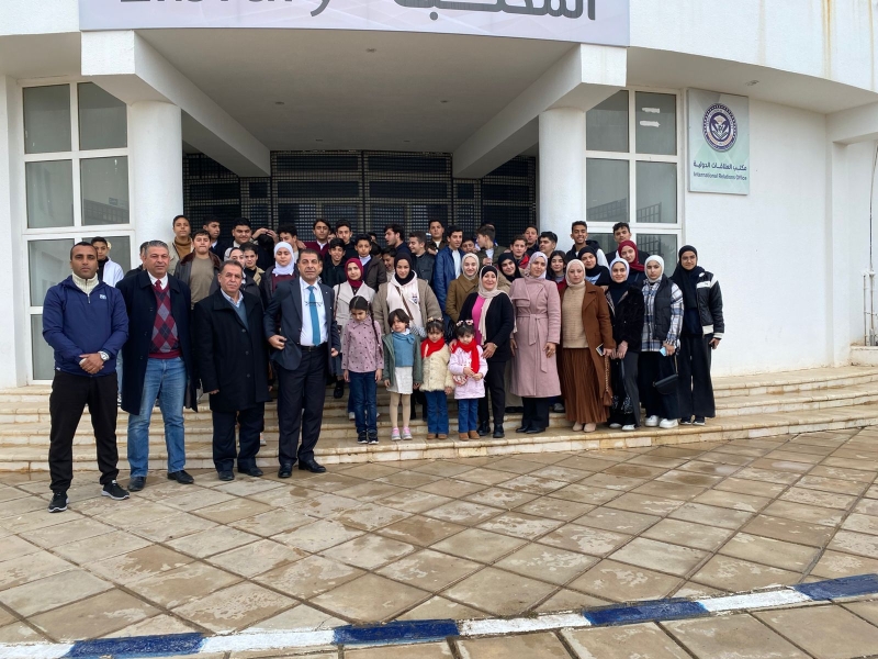 وفد طلابي من مدرسة الإدريسي النموذجية يَزور جامعة إربد الأهلية
