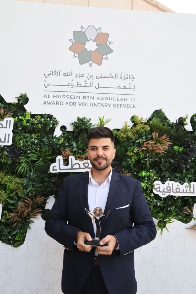 الطالب عبد الرحمن العليمات من جامعة إربد يَحصل على المركز الثاني في جائزة الحسين للعمل التطوعي