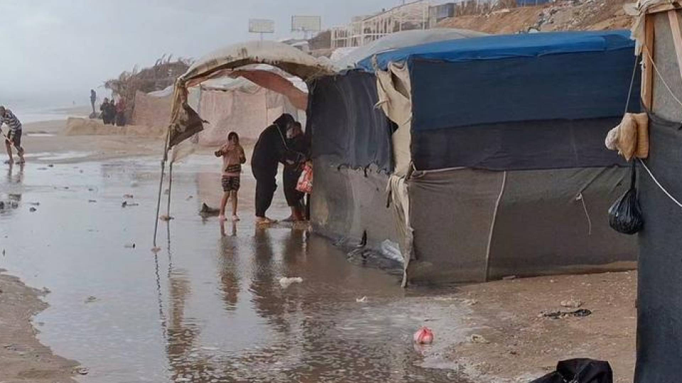 خيام غزة تغرق تحت المطر… مأساة إنسانية تتجدد