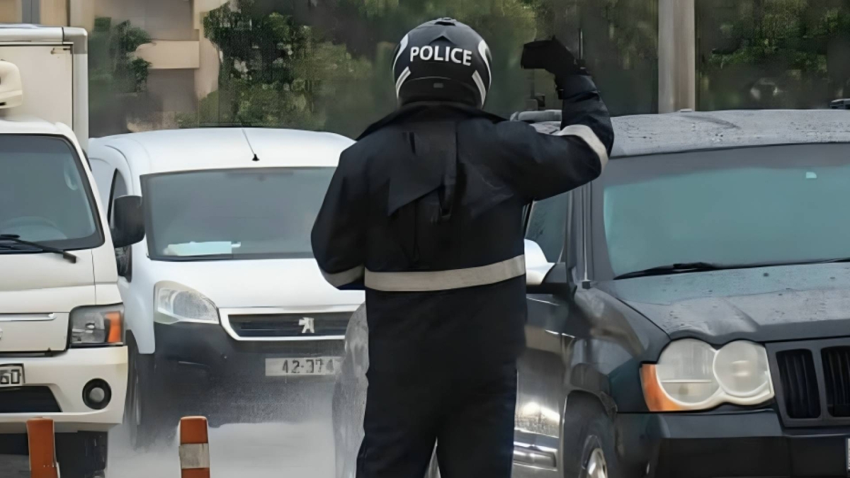 رقيب سير يساعد مواطنًا وسط أمطار المفرق… مشهد فخر إنساني في السوق