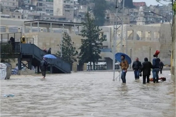 الإدارة المحلية:تحذر من منخفض جوي قوي وتعمم إجراءات الطوارئ على البلديات