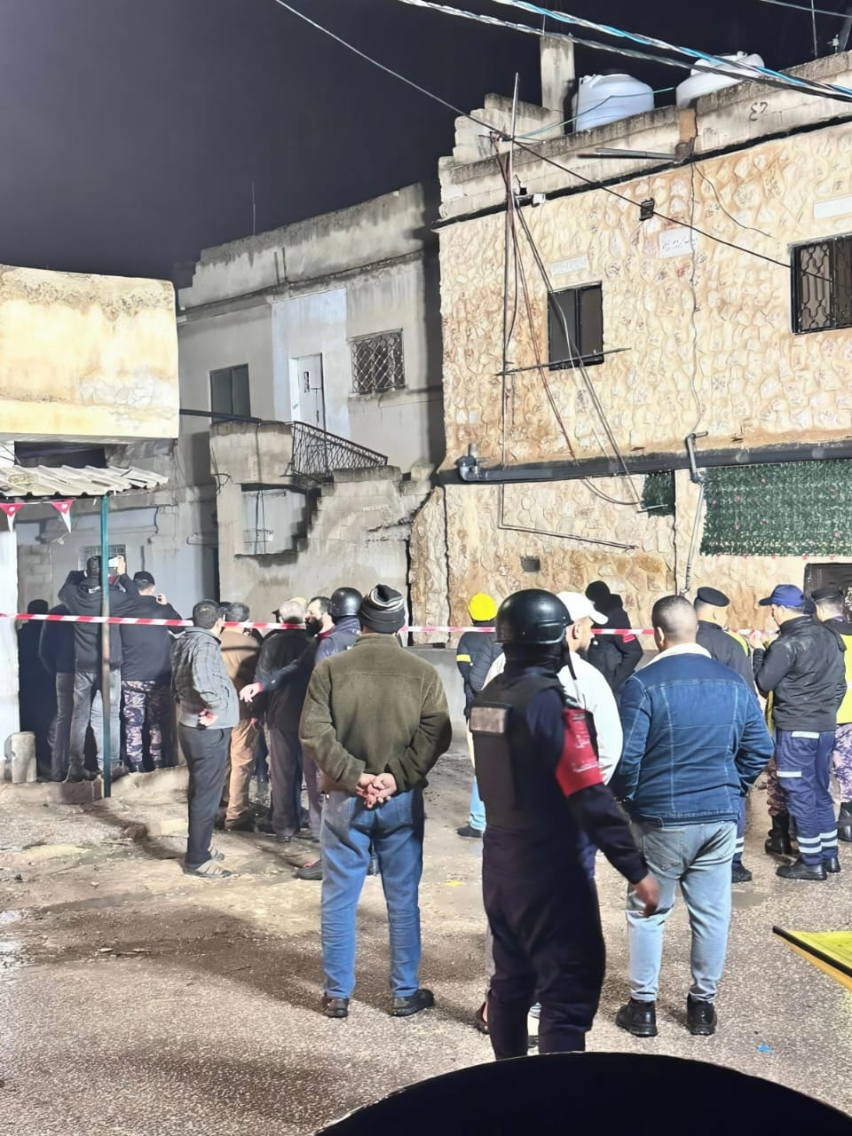 انهيار أجزاء منزل في الشونة الشمالية والأجهزة الأمنية تخلي السكان دون إصابات