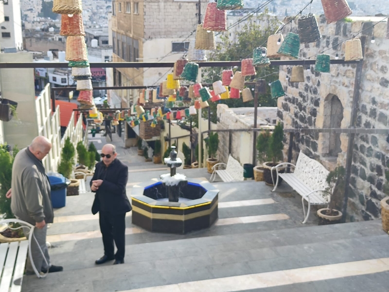 وزير الإدارة المحلية يتفقد مشروع تطوير وسط مدينة إربد