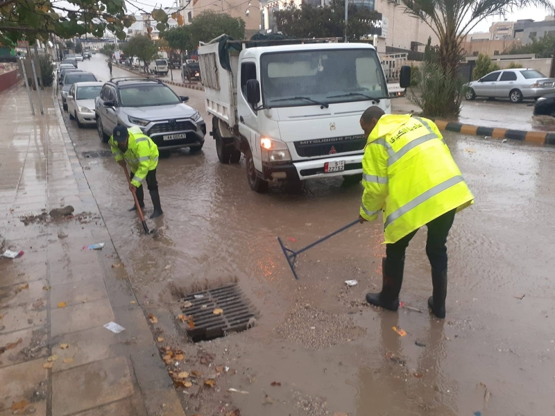 وزارة الإدارة المحلية تتعامل مع 90 ملاحظة خلال المنخفض الجوي وتؤكد جاهزيتها الميدانية