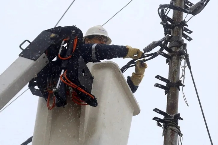 شركة الكهرباء الأردنية تعزز استعداداتها لمواجهة تأثيرات المنخفض الجوي