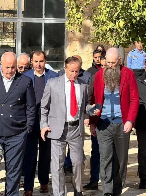 السفير الأمريكي يزور معهد الفسيفساء والترميم في مادبا