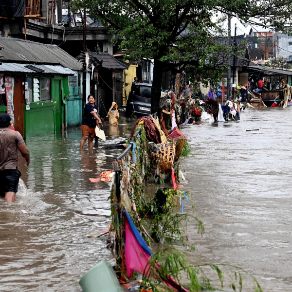 ارتفاع قتلى الفيضانات والانهيارات الأرضية في إندونيسيا إلى أكثر من ألف