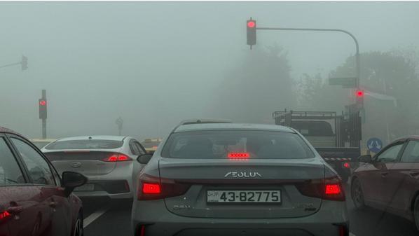 الجهات المختصة تحذر السائقين من مخاطر الضباب وتدعو للالتزام بإرشادات السلامة