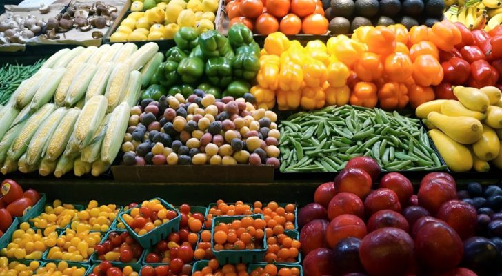 تدفق كميات كبيرة من الخضار والفواكه في سوق الجملة المركزي بعمان