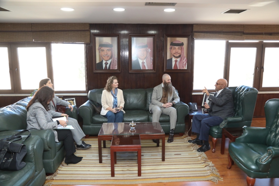 وزير المياه يبحث مع السفير الأميركي التحديات المائية ومشاريع تأمين المياه