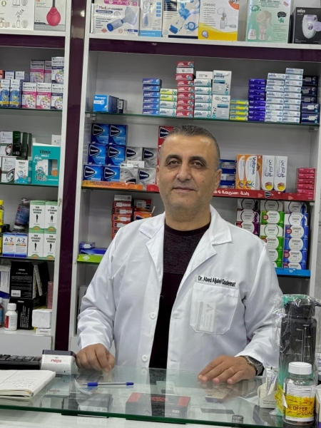 الدكتور عبد الجليل قديمات… صيدلي في وكالة الغوث وناشط اجتماعي