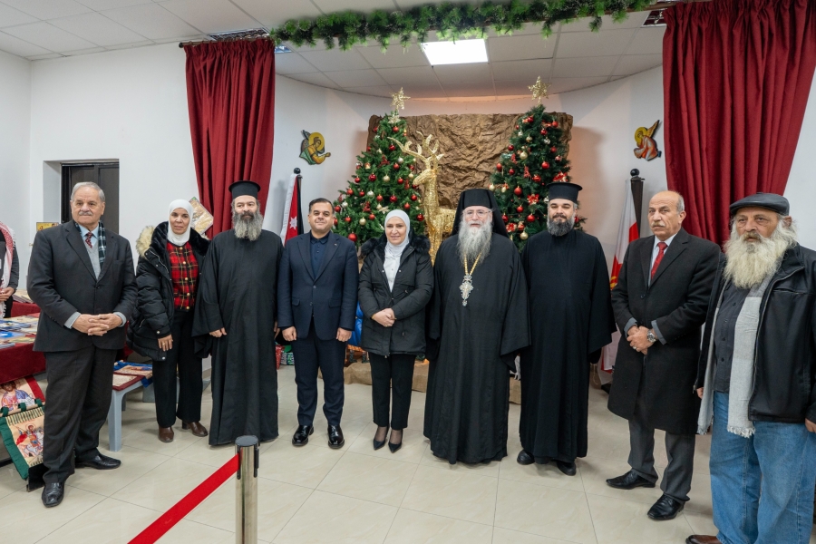 بمشاركة الجراح .. لأول مرة شجرة عيد الميلاد تضاء في تل إربد تجسيداً للتعايش الديني